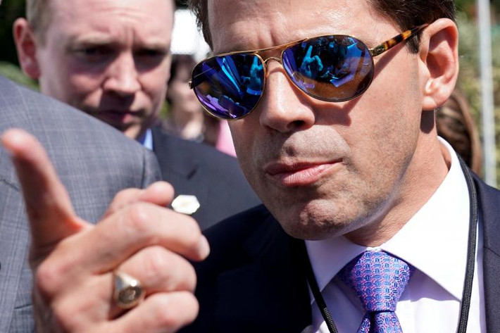 Tuần trước, ông Scaramucci đã công kích Chánh văn phòng Nhà Trắng khi đó là Reince Priebus và chiến lược gia Steve Bannon của ông Trump bằng những từ ngữ thô tục. Ảnh: Ông Scaramucci trao đổi với truyền thông bên ngoài Nhà Trắng hôm 25/7. (Nguồn ảnh: Reuters)