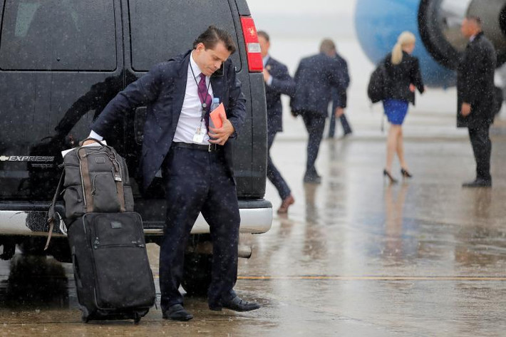 Anthony Scaramucci tới căn cứ không quân Andrews (Maryland) để "tháp tùng" Tổng thống Trump tới Ronkonkoma, thành phố New York, ngày 28/7. (Nguồn ảnh: Reuters)