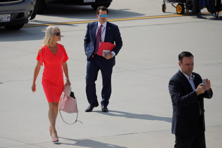 Ông Scaramucci và cố vấn cấp cao Kellyanne Conway chuẩn bị "tháp tùng" Tổng thống Trump tới Beaver, Tây Virginia, hôm 24/7. (Nguồn ảnh: Reuters)