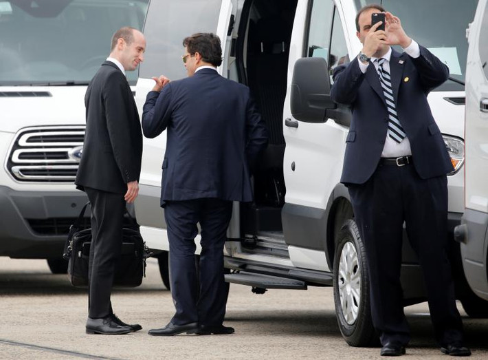 Giám đốc Truyền thông Anthony Scaramucci trao đổi với người viết diễn văn Stephen Miller (trái) ở Ronkonkoma, New York, ngày 28/7. (Nguồn ảnh: Reuters)