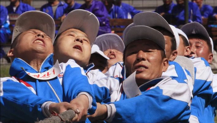 Những người công nhân Triều Tiên chơi kéo co trong sự kiện kỷ niệm Ngày Quốc tế Lao động 1/5. Ảnh: Ảnh: AP.