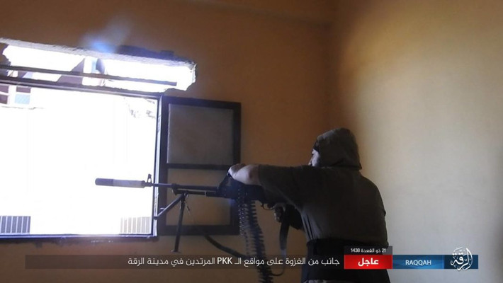 Một tay súng IS ngắm bắn chiến binh SDF trong cuộc giao tranh tại Raqqa. Ảnh: AMN.