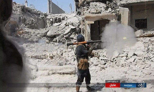 Al Masdar News đưa tin ngày 15/8, phiến quân IS phản công dữ dội người Kurd tại Raqqa, nơi được coi là “thủ phủ” của nhóm khủng bố tại Syria. Ảnh: AMN.