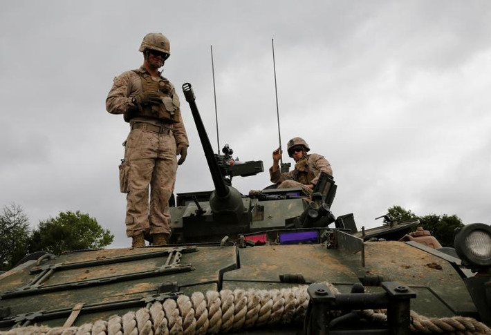 Lính Thủy quân Lục chiến Mỹ trên xe bọc thép LAV-25 tham gia cuộc tập trận. Ảnh: Reuters.