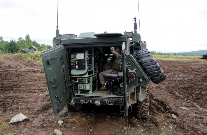 Lính Mỹ ngồi trên xe bọc thép LAV-C2 tham gia cuộc tập trận chung. Ảnh: Reuters.