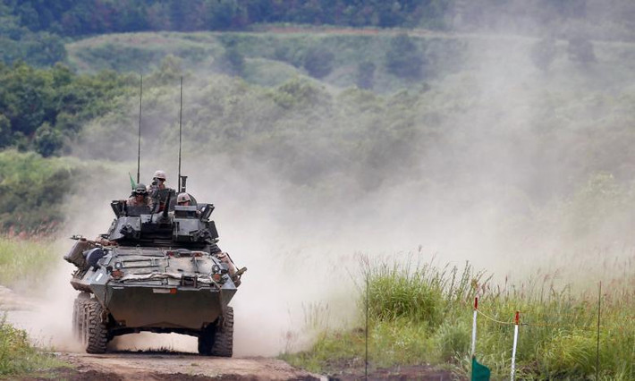 Xe bọc thép LAV-25 của Thủy quân Lục chiến Mỹ trong cuộc tập trận với Lực lượng Phòng vệ Nhật Bản. Ảnh: Reuters.