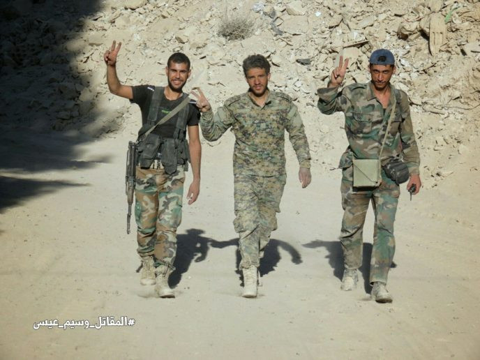 Các binh sĩ Syria giơ tay biểu tượng chiến thắng trên chiến trường Đông Damascus. Ảnh: AMN.