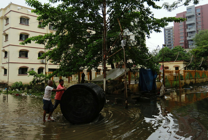 Mưa lớn trong nhiều ngày khiến tình trạng ngập lụt tại thành phố Mumbai của Ấn Độ trở nên tồi tệ. Ngày 29/8, chính quyền thành phố buộc phải sơ tán hàng nghìn người trước khi mực nước tiếp tục dâng cao.