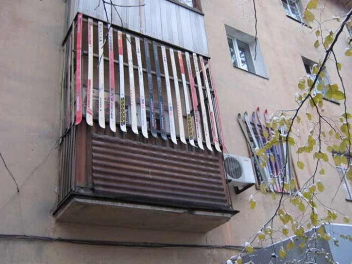 Ban công được rào chắn cẩn thận bằng... ván trượt. Ảnh: ER.