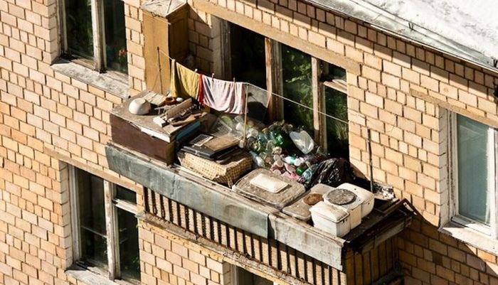 Người dân tận dụng ban công làm nơi phơi phóng và chứa đồ. Ảnh: ER.