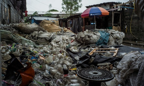 Ngôi làng Canumay West ở thành phố Valenzuela có nhiều nhà máy tái chế xử lý chất thải nhựa được sản xuất trong nước và nhập khẩu từ các quốc gia khác. Người dân bị hành hạ bởi mùi hôi mà họ tuyên bố đến từ nhà máy tái chế lân cận STC Enterprises. Ảnh: Guardian.