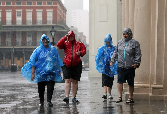 Trận bão khiến nhiều người lo ngại nước sông Mississippi chảy qua New Orleans sẽ tràn bờ.