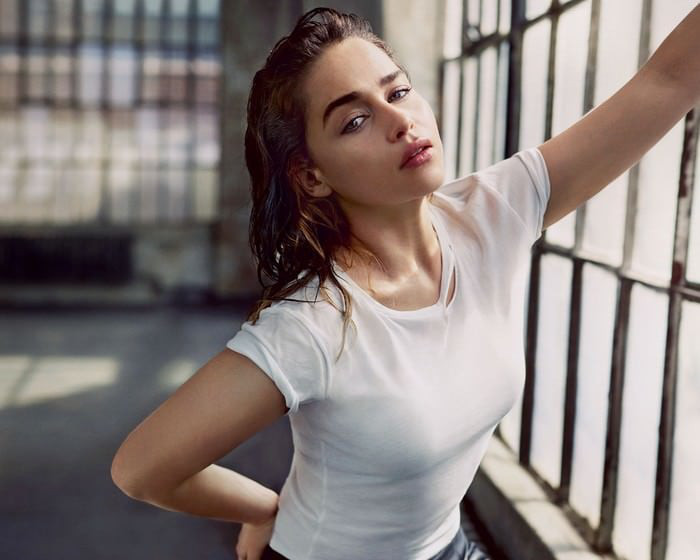 Nàng thơ gợi cảm xứ sở sương mù Emilia Clarke. Mời độc giả xem thêm video: Người phụ nữ thấp nhất thế giới "tỏa sáng" ở New York (Nguồn: VTC14)