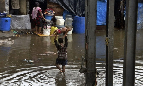 Trận mưa lớn nhất trong một thập kỷ qua vừa đổ xuống Mumbai, trung tâm tài chính của Ấn Độ, hôm 2/7, khiến thành phố chìm trong cảnh lụt lội. Giao thông bị đình trệ và ít nhất 32 người được ghi nhận đã thiệt mạng, theo New York Times. Ảnh: AP.