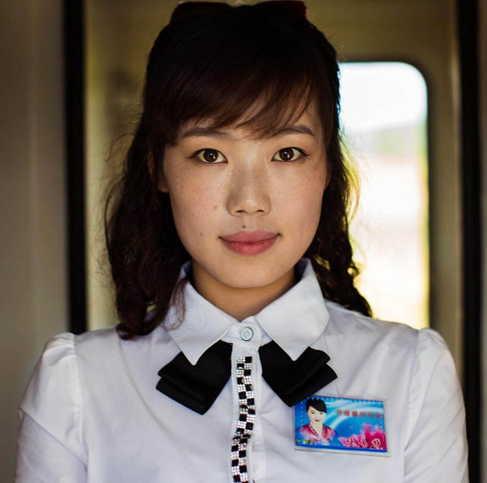 Cô gái này là nhân viên làm việc trên tàu.