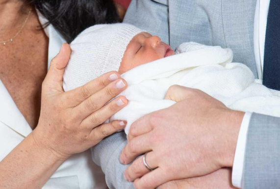 Theo đó, lễ rửa tội theo nghi thức Hoàng gia Anh của Archie sẽ được tổ chức tại nhà nguyện riêng của Nữ hoàng Elizabeth II bên trong Lâu đài Windsor, "cách xa" báo chí và công chúng. Khách mời bị giới hạn chỉ khoảng 25 người. Ảnh: Forbes.