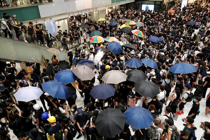 Người biểu tình đã ném ô về phía lực lượng an ninh Hong Kong trong khi cảnh sát dùng dùi cui và hơi cay để trấn áp đám đông.