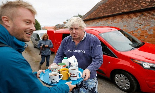 Ông Boris trong bộ đồ "luộm thuộm" mời các nhà báo dùng trà bên ngoài ngôi nhà của ông ở Oxfordshire tháng 8/2018.
