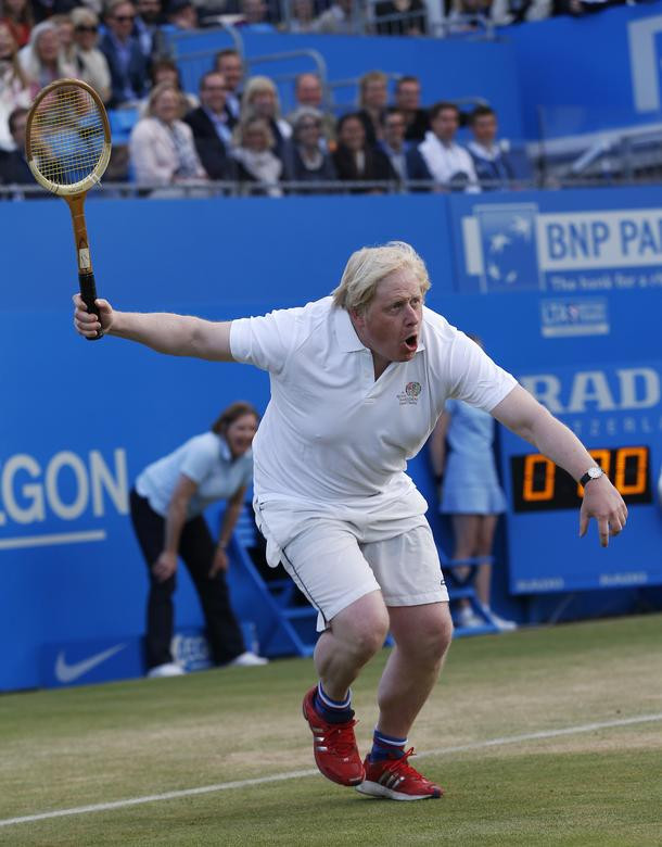 Cựu Thị trưởng Boris chơi tennis ở phía tây thủ đô London tháng 6/2013.