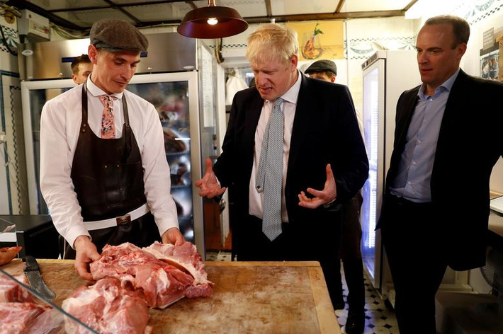 Cựu Ngoại trưởng Anh Boris và cựu Bộ trưởng Brexit Dominic Raab thăm cửa hàng bán thịt ở Oxshott, Surrey, ngày 25/6.