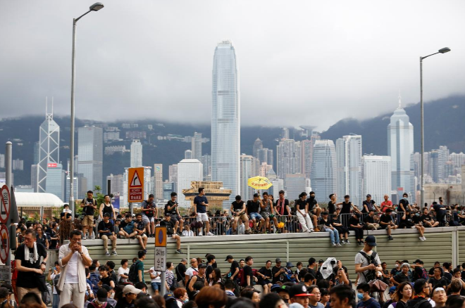 Theo Reuters, ngoài mục đích kêu gọi chính quyền Hong Kong xóa bỏ hoàn toàn dự luật dẫn độ sang Trung Quốc, những người tham gia cuộc tuần hành này còn muốn gửi "thông điệp" đến các du khách Trung Quốc.