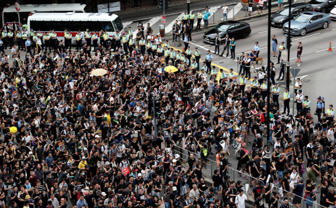 Trước đó, ngày 1/7, hàng trăm nghìn người đã tham gia vào cuộc biểu tình ở Hong Kong, đúng dịp lễ kỷ niệm 22 năm ngày Hong Kong được trao trả về Trung Quốc (1/7/1997-1/7/2019).