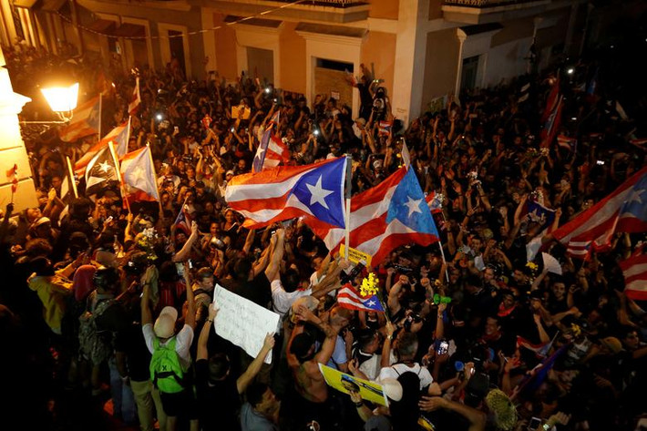 Việc ông Ricardo từ chức được xem là chiến thắng đối với người dân Puerto Rico. Họ mang theo cờ đổ ra đường phố ở San Juan ăn mừng hôm 24/7.