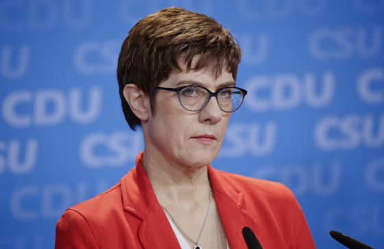 Tân Bộ trưởng Quốc phòng Đức Kramp-Karrenbauer sinh ngày 9/8/1962 tại Völklingen, Đức. Bà tốt nghiệp trung học năm 1982 và sau đó theo học chuyên ngành Chính trị và Luật tại Đại học Trier và Đại học Saarland, nơi bà tốt nghiệp Thạc sĩ vào năm 1990. Ảnh: Web.de.