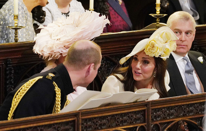 Hoàng tử Anh William trò chuyện với vợ khi tham dự lễ cưới của em trai, Hoàng tử Harry và cô dâu Meghan Markle, ngày 19/5/2018.