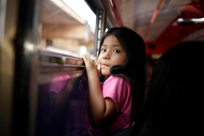 Bé Lupe đến từ Salvador ngồi trên xe buýt tại Ciudad Juarez, Mexico, ngày 22/6/2019 sau khi bị trục xuất khỏi Mỹ.