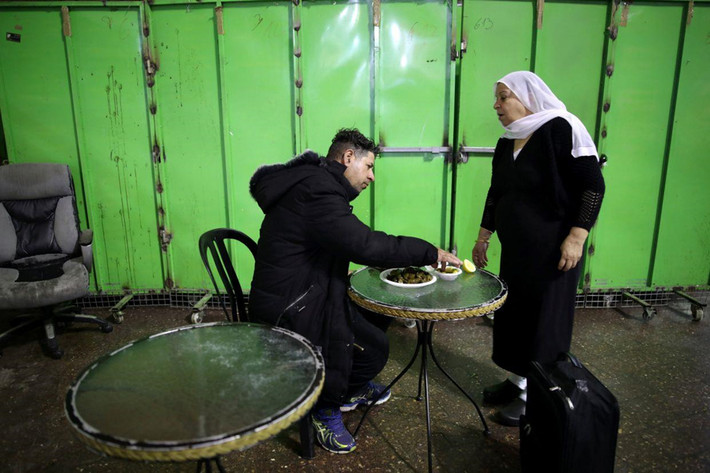 Một người phụ nữ Druze bán thức ăn truyền thống tại một quầy hàng tạm thời ở Trạm xe buýt Trung tâm ngày 3/2.