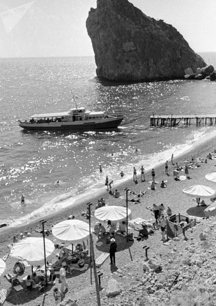 Cảnh đông đúc trên bãi biển Simeiz, phía nam Crimea.