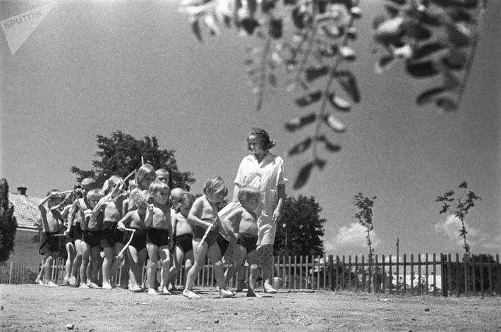 Các em nhỏ trong nhà trẻ của nông trại Feodosiysky Sovkhoz đi bộ thể dục ở Crimea năm 1939.