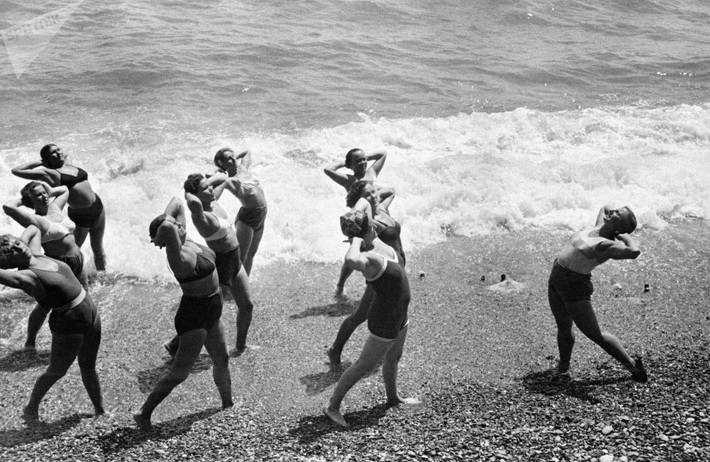 Nhóm phụ nữ tập thể dục trên bãi biển Crimea vào một buổi sáng năm 1953.