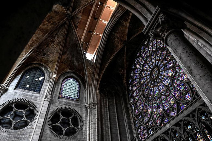 Một góc bên trong nhà thờ nổi tiếng ở thủ đô Paris hôm 17/7.