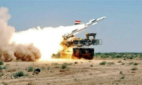 Theo hãng Fars (Iran) ngày 15/7, Quân đội Syria đã tiến hành đợt oanh kích và phá huỷ nhiều căn cứ quân sự trọng yếu của nhóm khủng bố HTS ở Bắc Hama và Nam Idlib. Ảnh: PressTV.