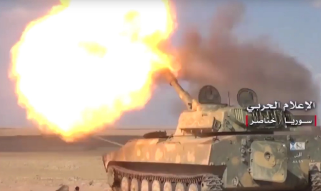 "Các đơn vị pháo binh và tên lửa Syria dồn dập oanh kích căn cứ quân sự của phiến quân HTS tại Kafar Zita, al-Latamineh, Mourek và Khan Sheikhoun trên chiến trường Bắc Hama và Nam Idlib, nhằm đáp trả cuộc tấn công trước đó của nhóm khủng bố nhằm vào khu Karnaz, Jolombeh, Jourin và al-Hakoureh ở Tây Hama", FNA đưa tin. Ảnh: AMN.