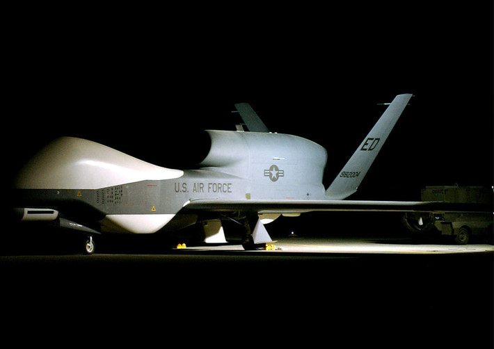 Ngày 20/6, hãng thông tấn Iran đưa tin chiếc máy bay không người lái RQ-4 Global Hawk của Mỹ đã bị bắn trúng khi bay vào không phận Iran. Về phần mình, Washington khẳng định UAV của họ bị tấn công trong không phận quốc tế. Ngay sau đó, Tổng thống Trump định mở cuộc tấn công quân sự nhằm vào 3 mục tiêu ở Iran để đáp trả. Tuy nhiên, kế hoạch này đã được hủy vào phút chót.