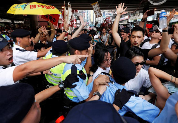 Đặc khu trưởng Hong Kong Lâm Trịnh Nguyệt Nga (Carrie Lam) khẳng định dự luật là cần thiết để xóa bỏ "lỗ hổng pháp lý tồn tại từ lâu", chấm dứt tình trạng tội phạm bị truy nã từ đại lục đến "trú ẩn" ở Hong Kong. Tuy nhiên, những người phản đối dự luật dẫn độ cho rằng, nếu được thông qua, luật mới sẽ cho phép Trung Quốc đại lục gia tăng kiểm soát hệ thống pháp lý của Hong Kong, làm suy yếu hệ thống luật pháp tại đặc khu hành chính này.
