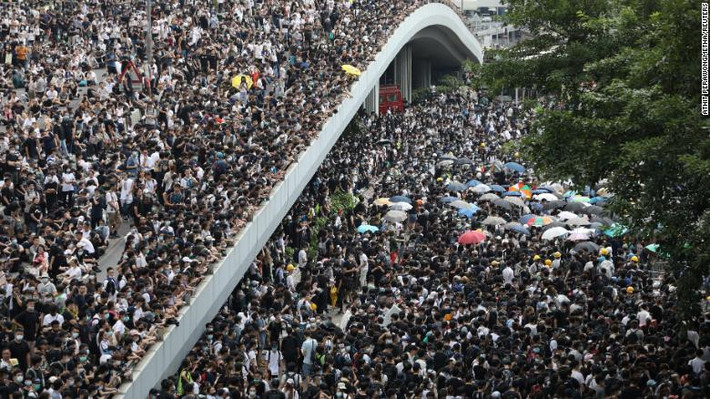 Đám đông người biểu tình cố tìm cách xông vào tòa nhà Hội đồng Lập pháp Hong Kong. Họ ném gạch đá, đồ vật vào cảnh sát chống bạo động, trong khi lực lượng an ninh sử dụng hơi cay, vòi rồng và đạn cao su để trấn áp.