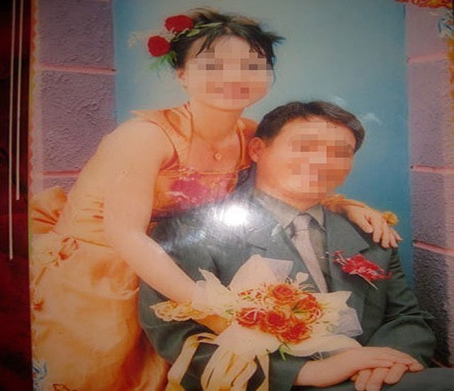 Trước đó, vào tháng 11/2012, cô dâu Việt Võ Thị Minh P. (27 tuổi) đã ôm con gái 7 tuổi và con trai 3 tuổi nhảy từ lầu 18 tại khu chung cư phía nam thành phố Busan (Hàn Quốc) tự tử khiến cả 3 mẹ con thiệt mạng. Sự việc khi đó cũng làm rúng động dư luận tại Việt Nam và Hàn Quốc. Ảnh: Vietnamnet.