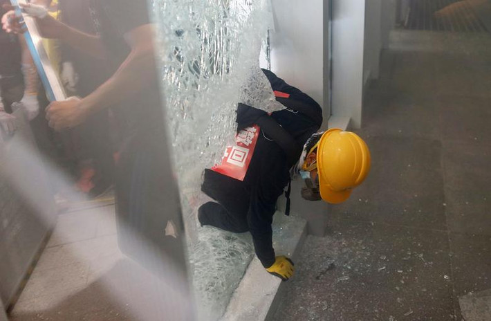 Việc thảo luận về dự luật dẫn độ đã bị đình chỉ vô thời hạn. Tuy nhiên, người biểu tình muốn dự luật chính thức được rút lại và kêu gọi nhà lãnh đạo Hong Kong Carrie Lam từ chức.