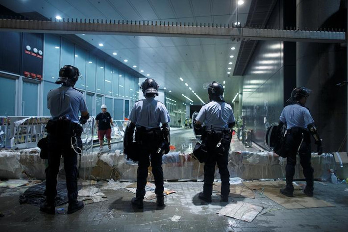 Tòa nhà Hội đồng Lập pháp Hong Kong bị người biểu tình chiếm đóng khoảng vài giờ, và cuộc chiếm đóng kết thúc vào rạng sáng 2/7 sau khi lực lượng cảnh sát chống bạo động được triển khai đến tòa nhà này.