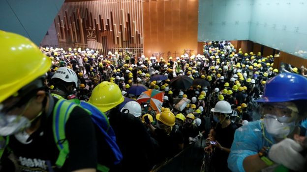 Tối 1/7, hàng trăm người biểu tình đã tràn vào tòa nhà Hội đồng Lập pháp Hong Kong, phá hủy chân dung các nhà lập pháp, đập phá và phun sơn các khẩu hiệu phản đối dự luật dẫn độ sang Trung Quốc.