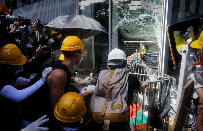 Nữ đặc khu trưởng Hong Kong cũng tuyên bố những người tham gia vụ phá hoại vừa qua sẽ bị xử lý theo đúng pháp luật.