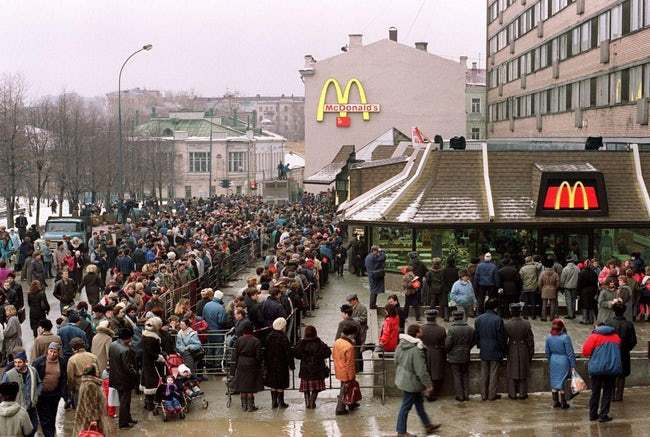 Bức ảnh ghi lại cảnh rất đông người xếp hàng trước cửa hàng McDonald ở thủ đô Moscow năm 1990.