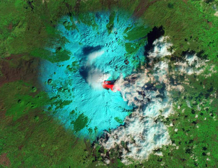Núi lửa Etna của Italy phun trào với dòng dung nham đỏ rực hồi tháng 2/2013.