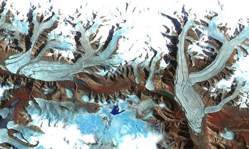 Sông băng Chapman nằm trên đảo Ellesmere, vùng lãnh thổ Nunavut, Canada, là "kho lưu trữ" băng lớn thứ 3 trên thế giới, sau Nam Cực và Greenland.