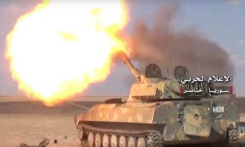 Đáp trả, các đơn vị pháo binh và tên lửa Syria oanh kích dữ dội, phá huỷ các căn cứ quân sự của lực lượng HTS tại thị trấn al-Latamineh, Kafar Zita, Tal al-Sukhr, al-Jisat, Latmin, al-Arbaeen, Hasaraya, Abu Raideh, Talmaleh, al-Jobin, Qastoun, Zizoun and al-Sohn ở Bắc Hama và Nam Idlib, qua đó tiêu diệt và làm bị thương nhiều phần tử khủng bố. Ảnh: AMN.