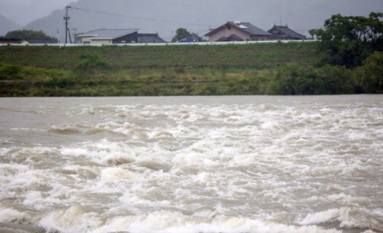 NHK đưa tin, hơn 1 triệu người ở tỉnh Kagoshima và Miyazaki, phía nam đảo Kyushu, đã được lệnh sơ tán.